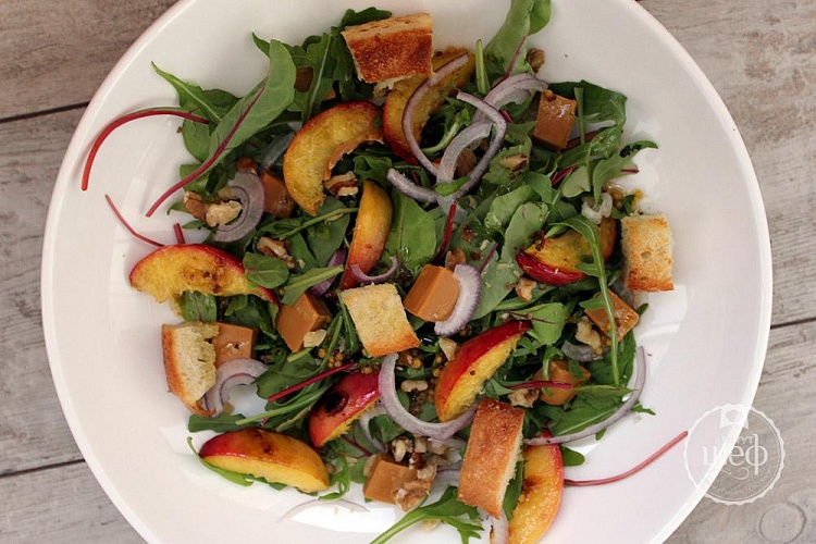 Салат с персиком и сыром Гудбрандсдален (Gudbrandsdalen)