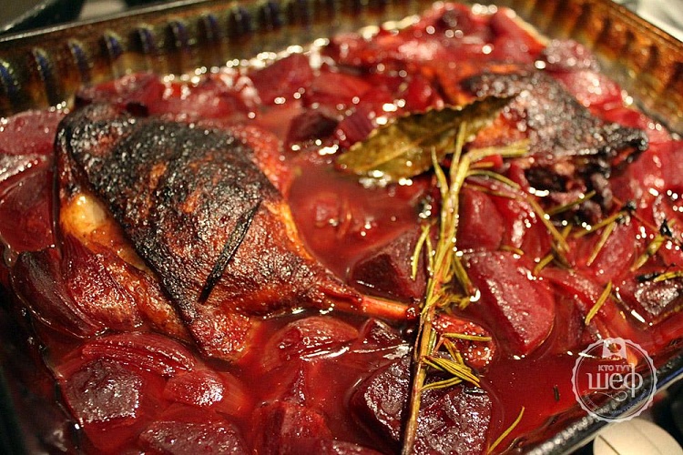 Утиные ножки, тушеные со свеклой