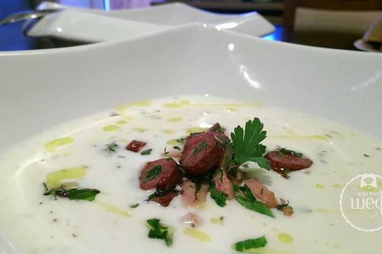 Суп-велюте с беконом и колбасками