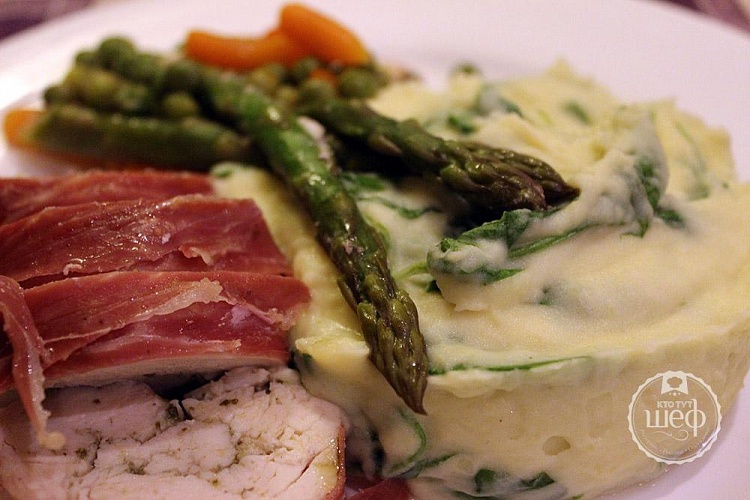 Курица с соусом песто, запеченная с овощами