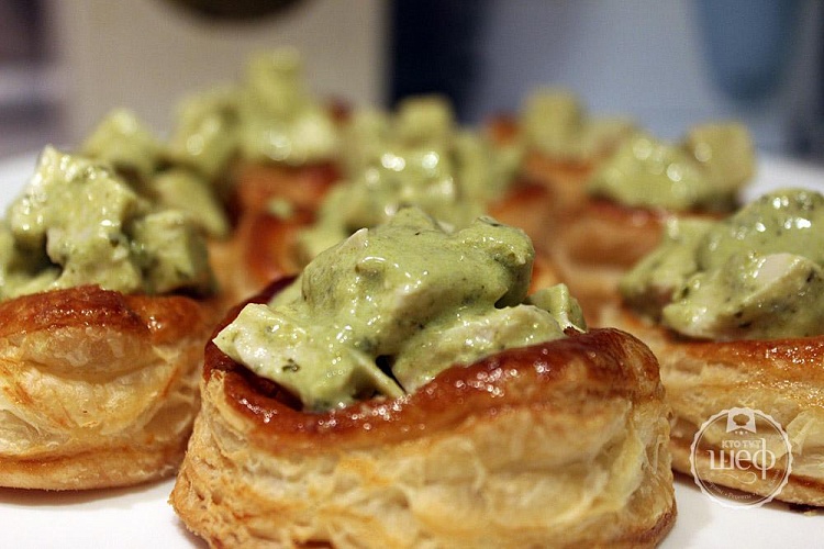 Тарталетки с курицей и песто