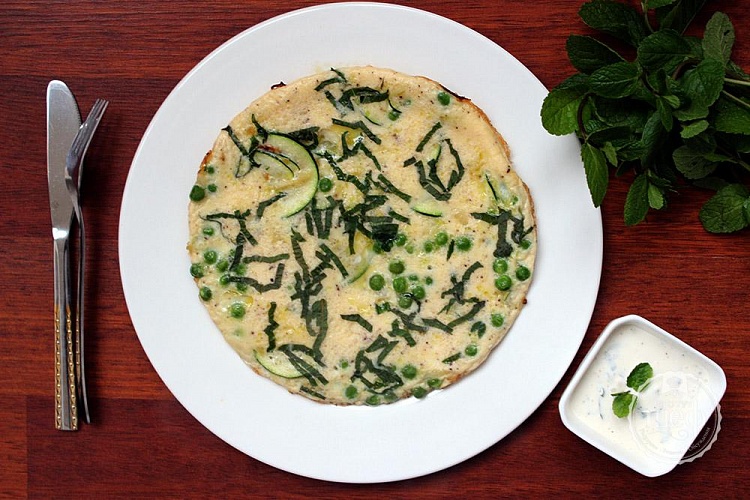 Фриттата с цукини, горошком и мятой