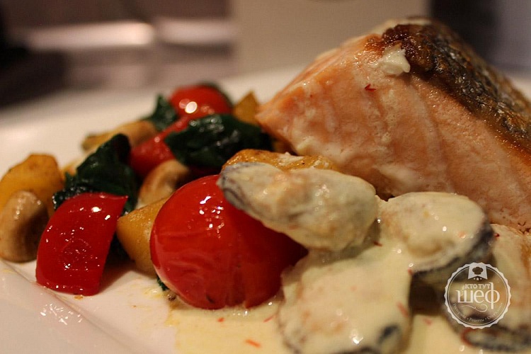 Лосось в сливочном соусе с мидиями