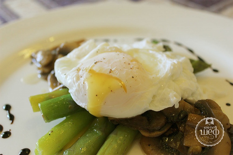 Яйцо пашот со спаржей и шампиньонами