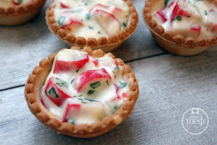 Тарталетки с крабовыми палочками и сырным соусом