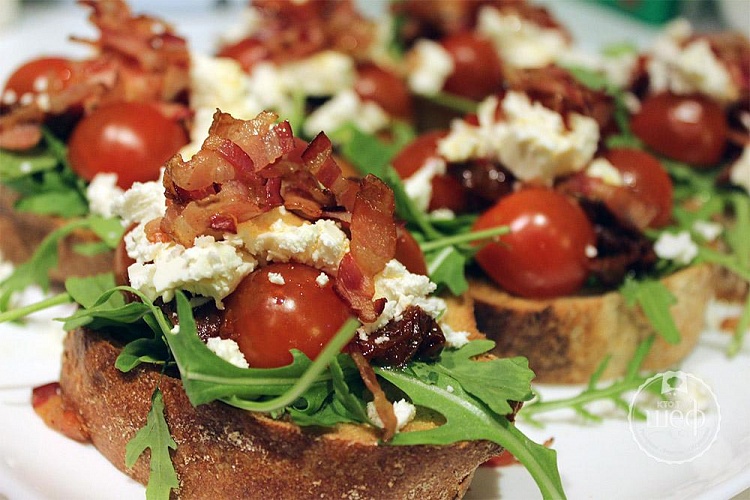 Брускетта с песто, фетой и вялеными помидорами