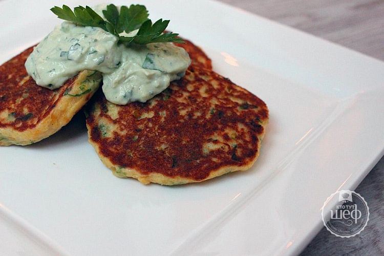 Кукурузные оладьи с соусом из авокадо