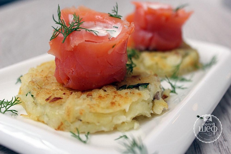 Лосось на подушке из картофеля