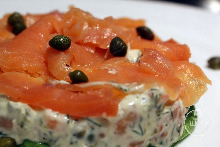 Салат с креветками, авокадо и копченой  форелью