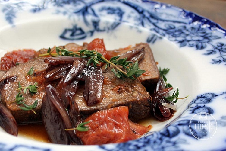 Филе миньон под грейпфрутовым соусом с луком конфи