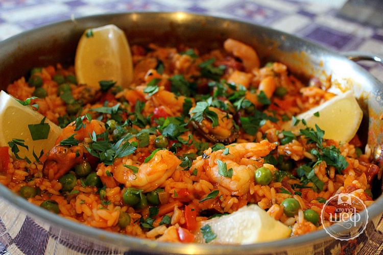 Паэлья с курицей и чоризо