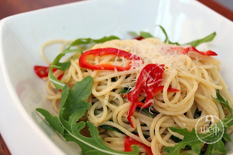 Спагетти с рукколой и чили