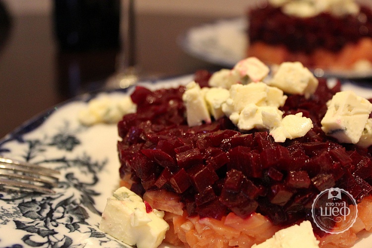 Салат из свеклы с лососем