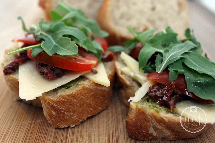 Брускетта с песто, сыром и черри