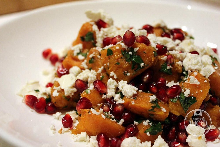 Теплый салат из сладкого картофеля с гранатовыми зернами