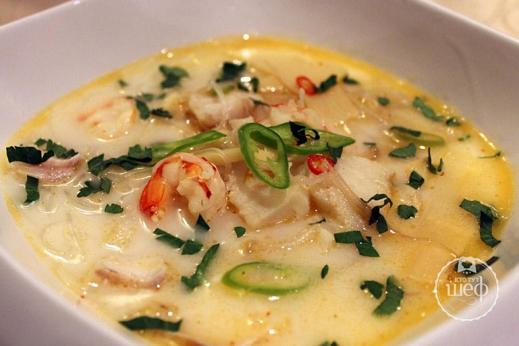 Рыбный суп на кокосовом молоке в азиатском стиле