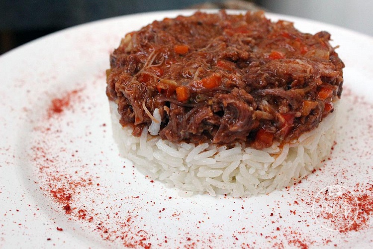 Тушеная говядина с томатами