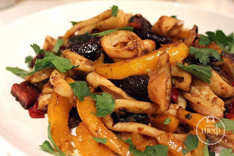 Кальмары с чоризо и сладким перцем