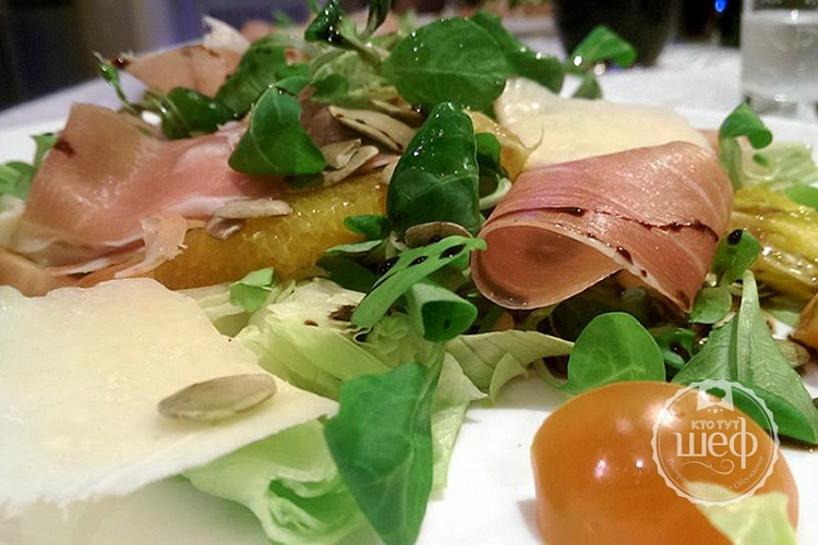 Салат с пармской ветчиной и апельсинами